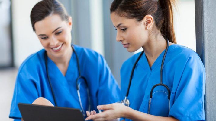Donne discutono al pc in poliambulatorio 1024x682 4