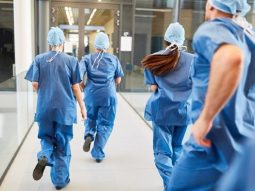 medici e infermieri in fuga dallitalia lombardia al primo posto amsi e umem si rischia un vero e proprio esodo 820x489 1