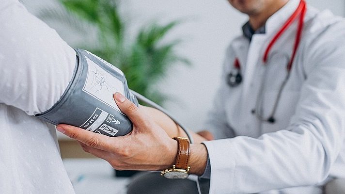 medico pressione visita medium