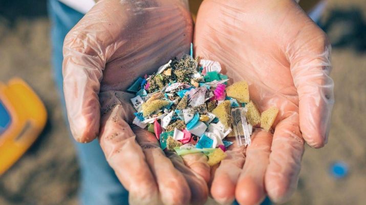 microplastiche nelle mani canva